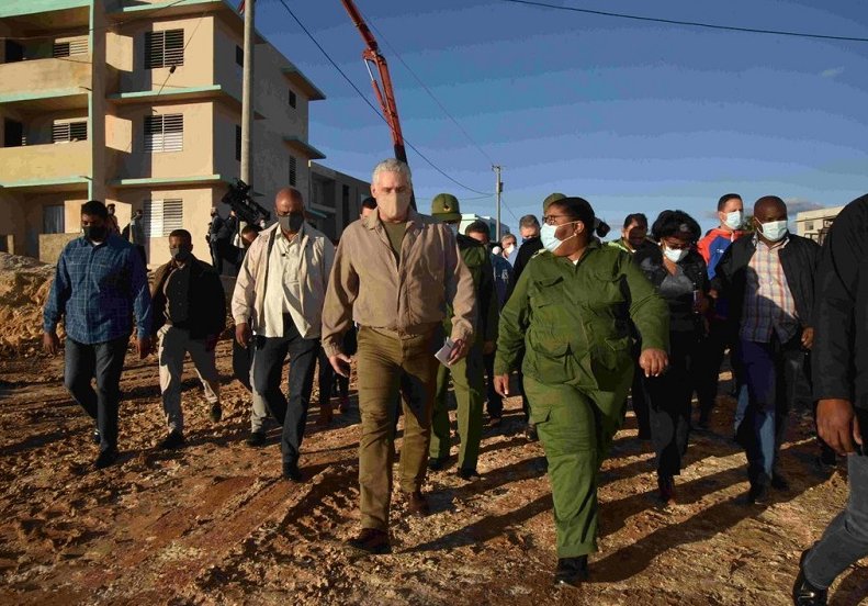 El Presidente cubano constató el tema de la construcción de viviendas en la comunidad habanera  Miraflores, del municipio Boyeros