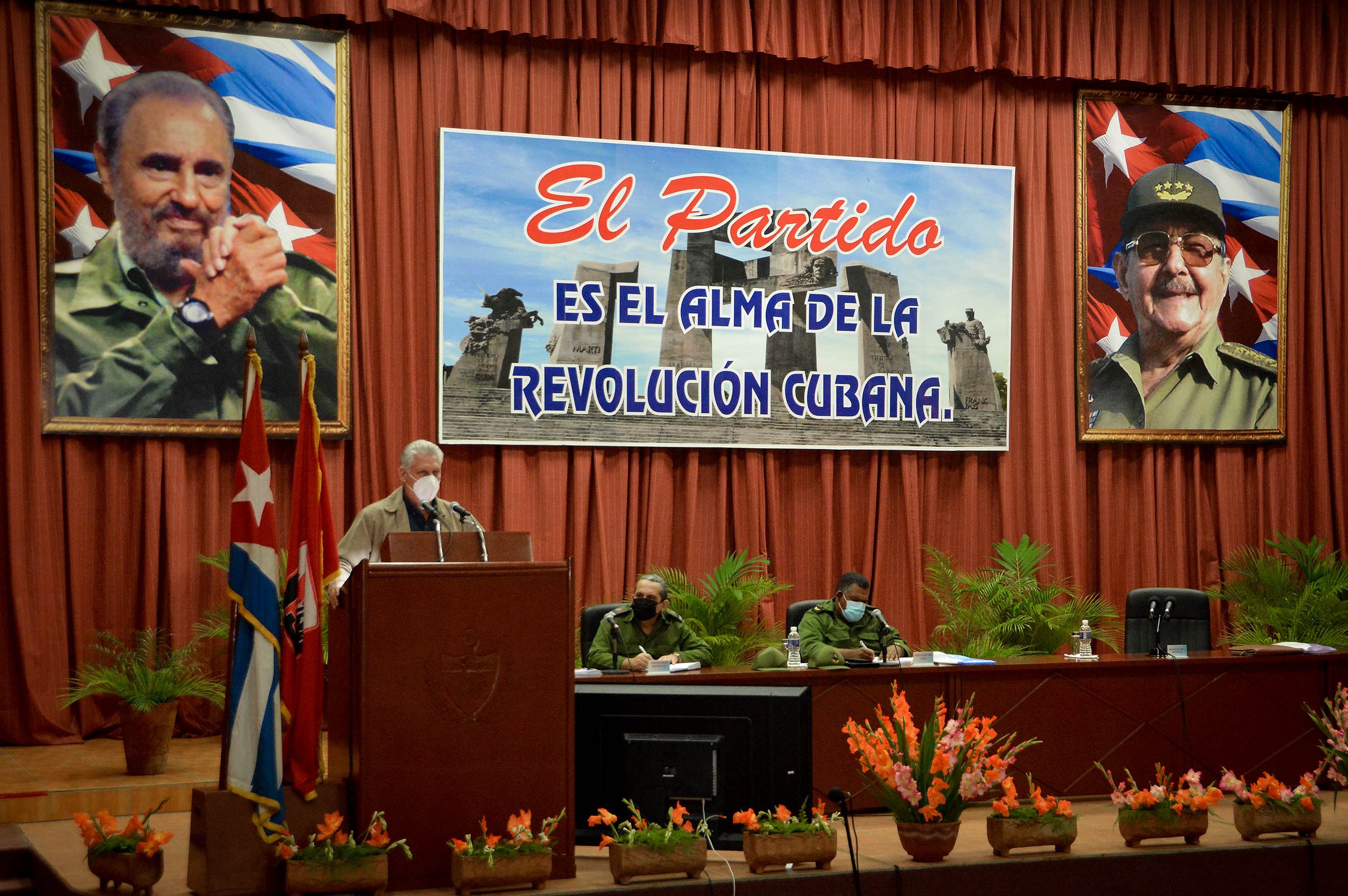 El Presidente de la República, Miguel Díaz-Canel Bermúdez, durante un intercambio con las principales autoridades de Guantánamo