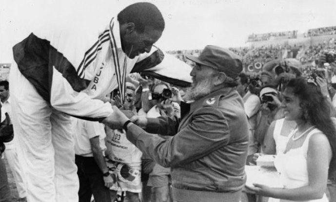 Fidel Castro entrega medalla a Javier Sotomayor en los Panamericanos de  La Habana 91.