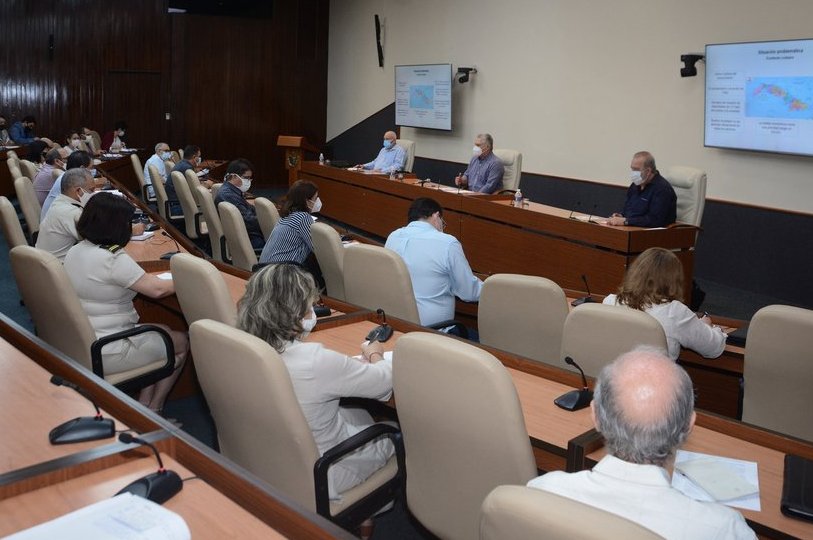 Encuentro de trabajo del Presidente y el Primer Ministro cubanos con directivos y especialistas del Ministerio de la Industria Alimentaria