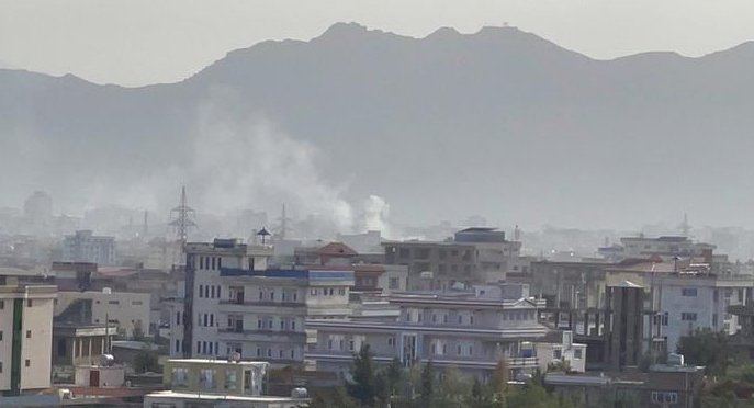 El humo se eleva tras la explosión cerca del aeropuerto de Kabul