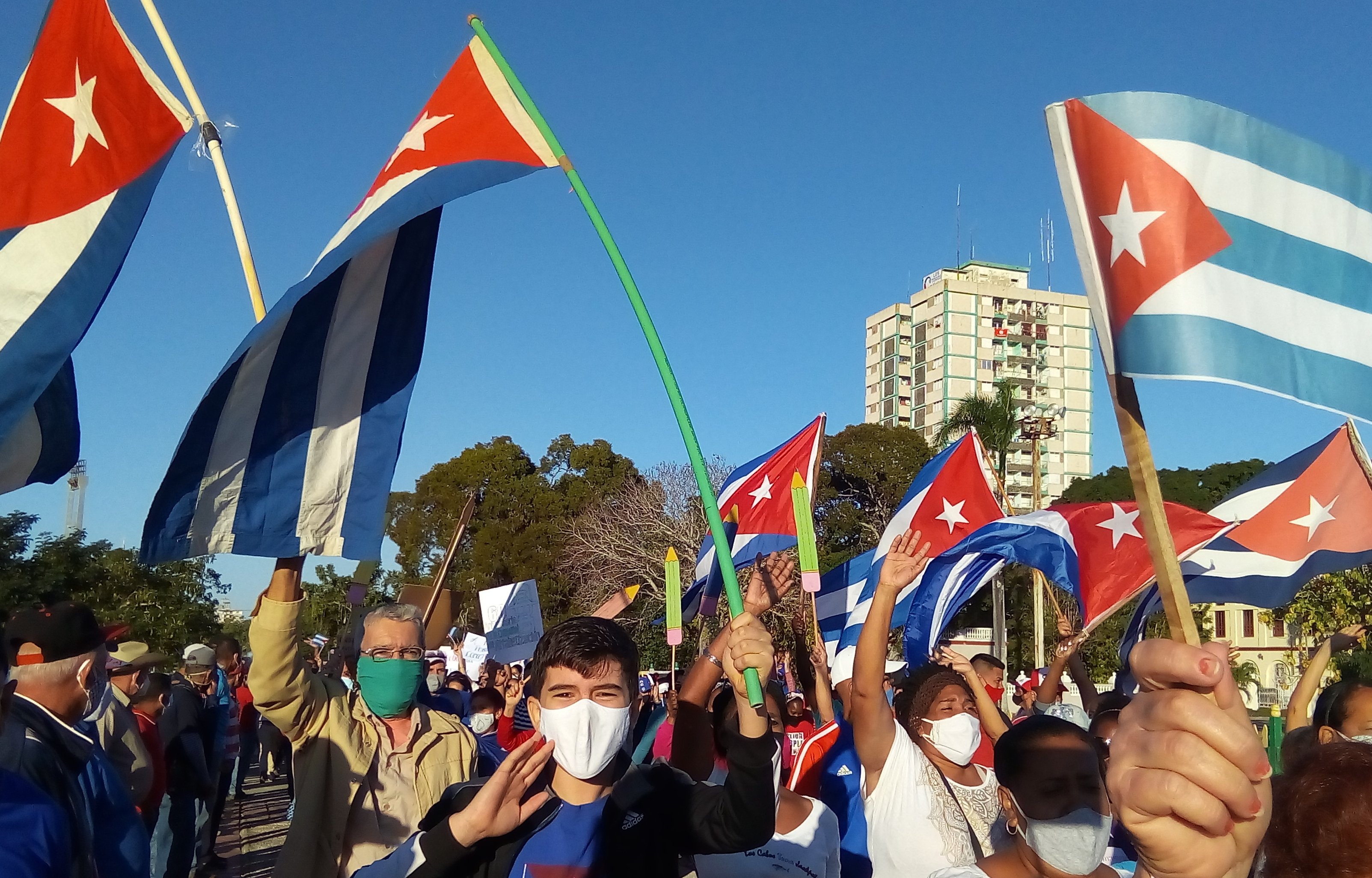 La bandera tricolor de la estrella solitaria ondeó en miles de hijos camagüeyanos.