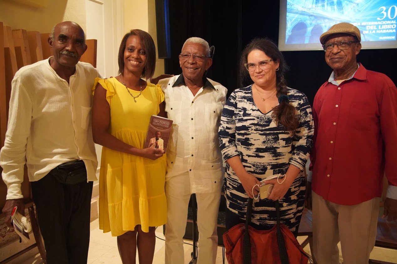 Rafael Ángel Martínez, la musicóloga Liettis Ramos, Tony Pedroso,  la flautista Niurka González y el maestro José Loyola, durante la presentación del libro.