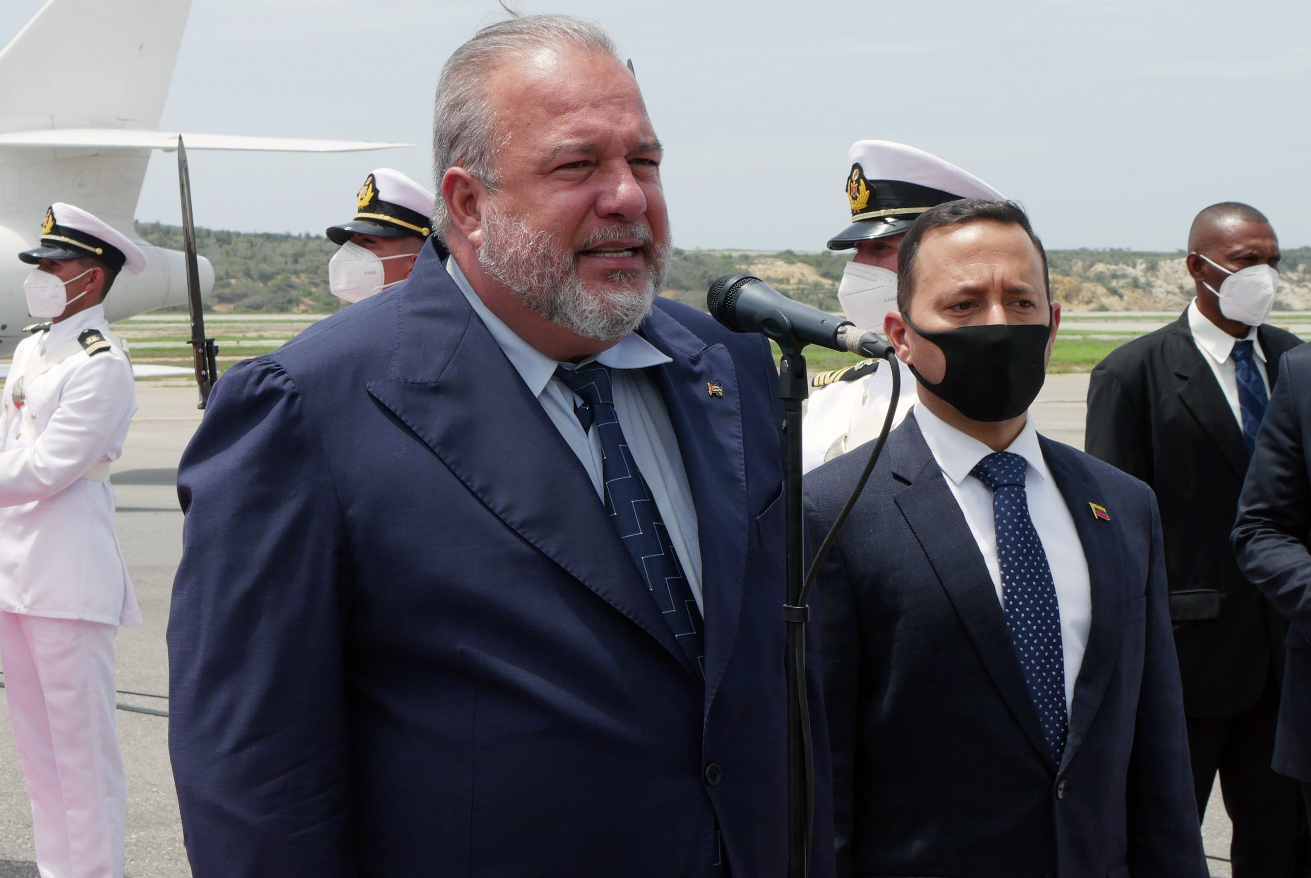 Manuel Marrero Cruz, primer Ministro cubano, arriba a Caracas