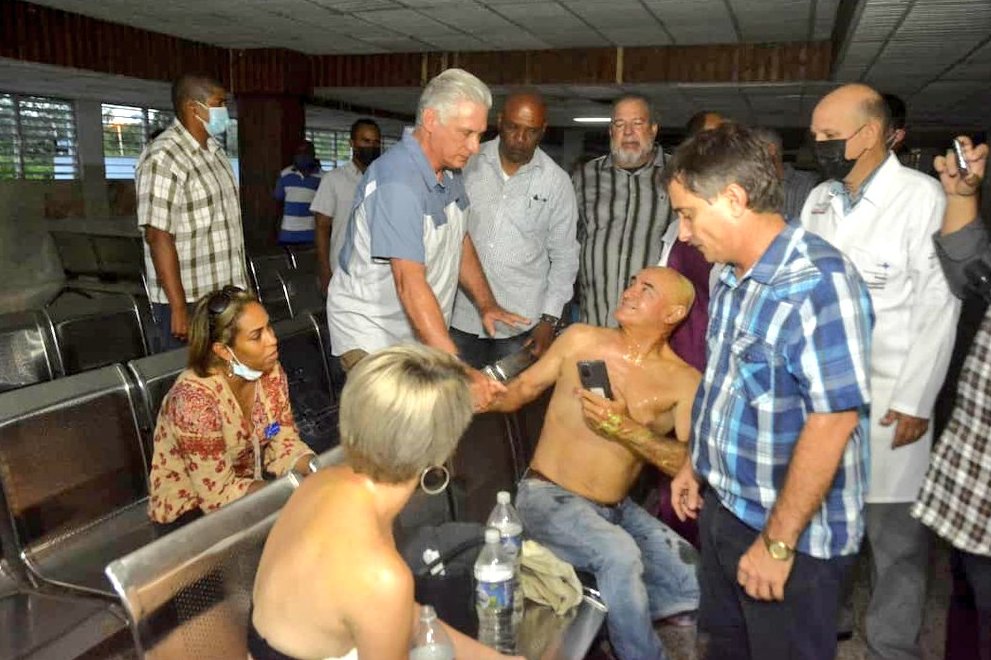 Díaz-Canel y Marrero acudieron al hospital universitario clínico quirúrgico Comandante Faustino Pérez, de la capital yumurina, para conocer del estado de salud de víctimas del incendio. Allí orientó dar atención esmerada a los heridos y a sus familias, en especial a las de quienes se reportan como desaparecidas, y  brindarles toda la información que sea posible.