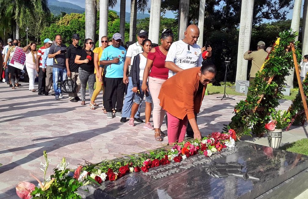 En vibrante peregrinación desde el centro del poblado de Cruce de los Baños hasta lo alto de la Loma de la Esperanza pobladores del Tercer Frente ratificaron que Juan Almeida sigue siendo inspiración