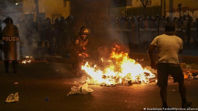 Protestas antigubernamentales en Lima la noche de este viernes