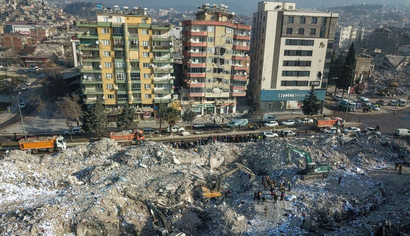 Asciende cifra de muertos por terremoto en Türkiye y Siria