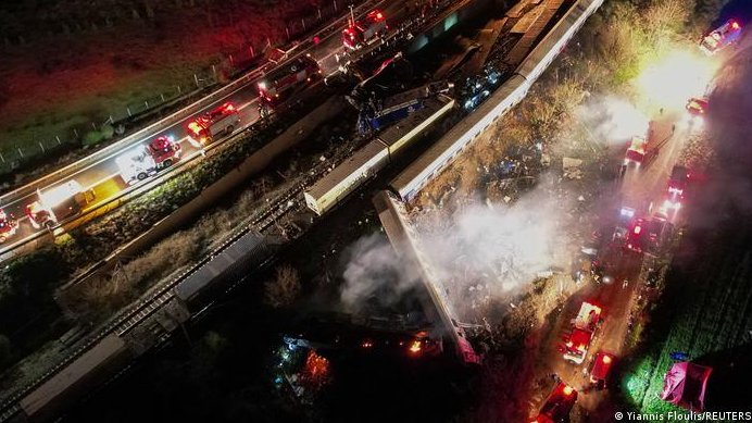 En los dos trenes colisionados, uno de pasajeros y otro comercial, viajaban un total de 370 personas