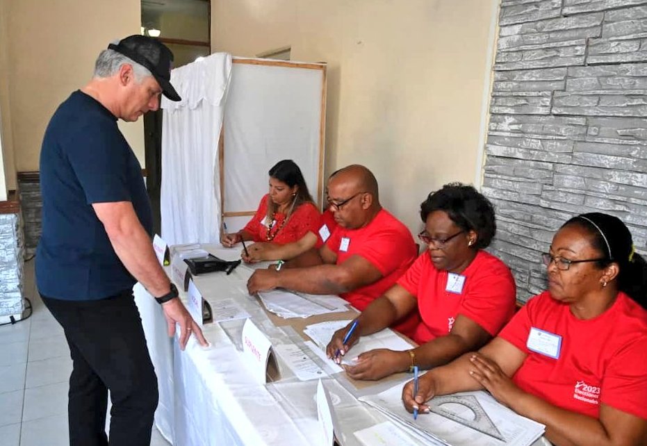 Presidente cubano ejerce el voto