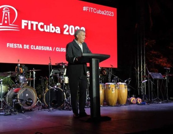 Ministro e Turismo cubano durante la clausura de FITCuba 2023