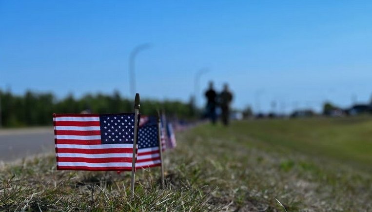 Banderas en recordación a militares suicidados en 2021