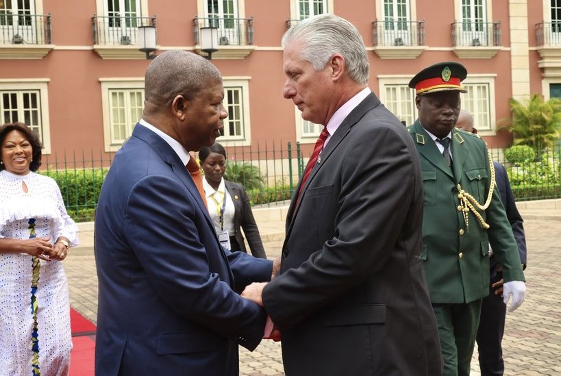 El Presidente cubano fue despedido en el Palacio Presidencial de Angola por su colega João Manuel Gonçalves Lourenço