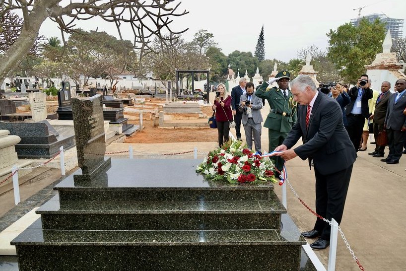 El Presidente cubano acudió al Cementerio del Alto de las Cruces, donde colocó un ramo de flores ante la tumba que por varios años acogió los restos mortales de quien fuera el primer jefe de la misión internacionalista cubana en aquellos aciagos días de la lucha contra el apartheid