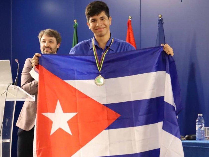 Mayito celebró con la bandera cubana haber sido el joven de mayor puntuación entre 49 talentos de Iberoamérica que participaron en la Olimpiada de Biología.