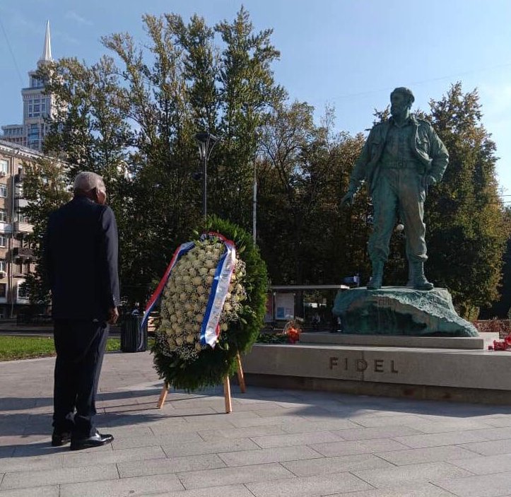 Lazo depositó una ofrenda floral en la estatua erigida en Moscú al líder de la Revolución cubana, Fidel Castro