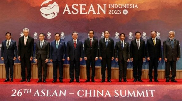 El presidente indonesio Joko Widodo dio la bienvenida al primer ministro chino Li Qiang