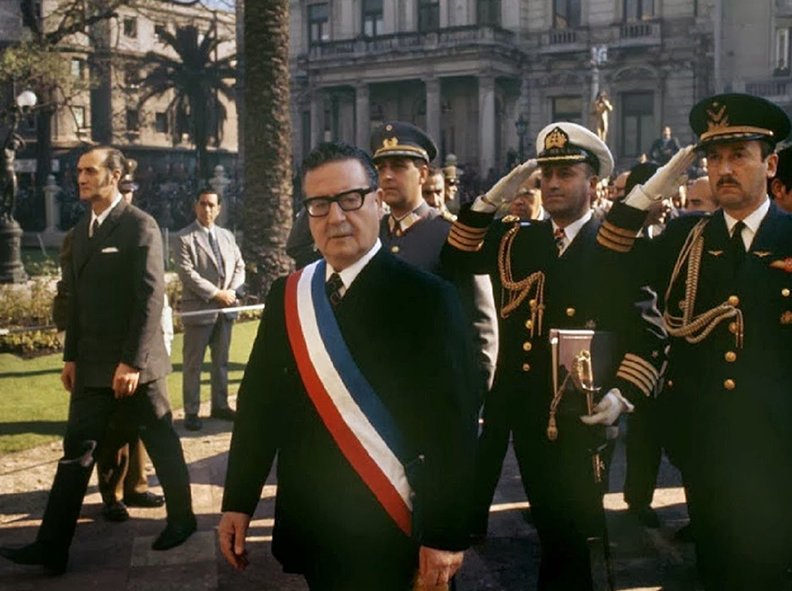 Lo que piensa Allende sólo lo sabe Allende, me había dicho uno de sus ministros. Amaba la vida, amaba las flores y los perros