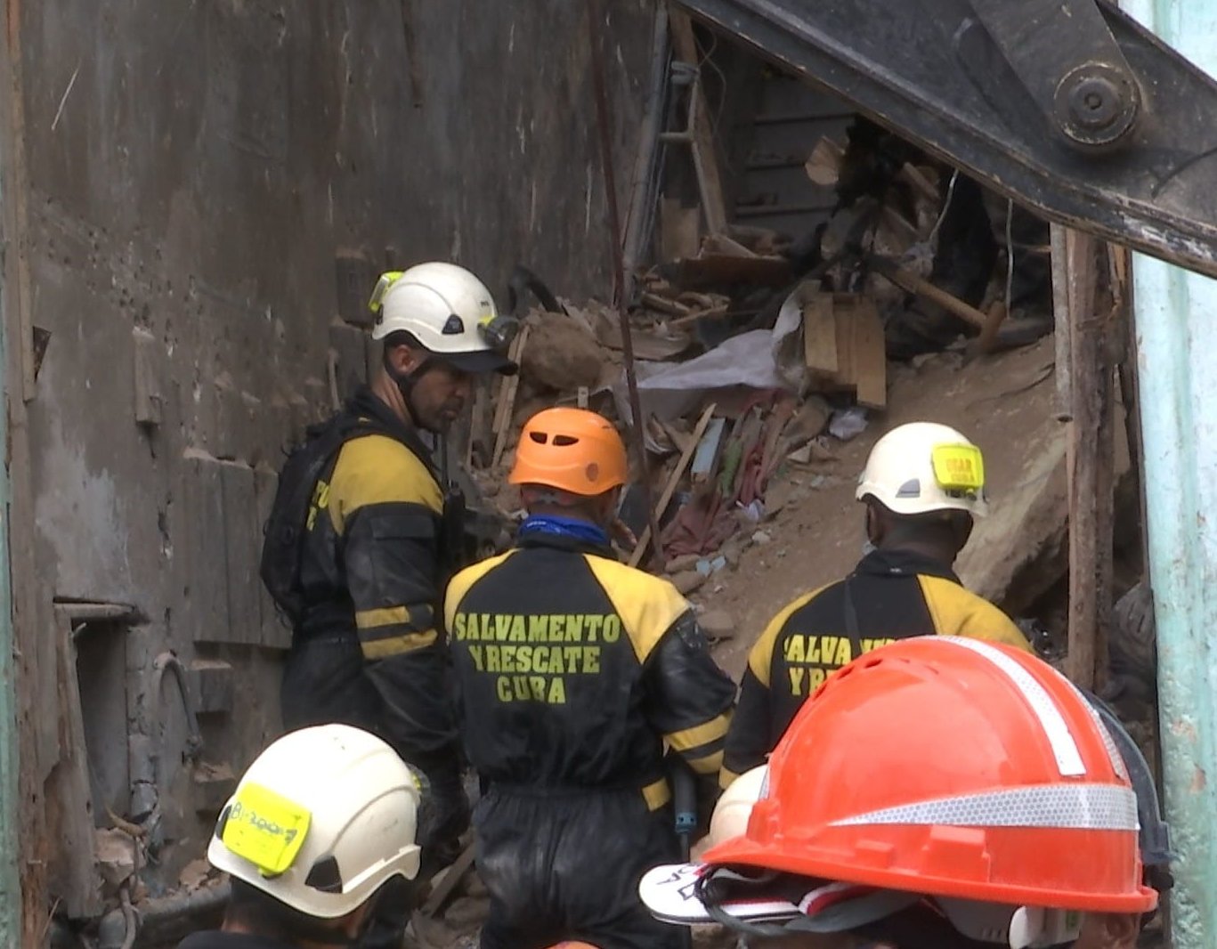 Labores de rescate y salvamento en derrumbe en Habana Vieja