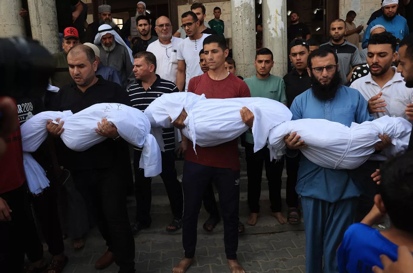 Familiares llevan los cuerpos de niños fallecidos tras bombardeos israelíes