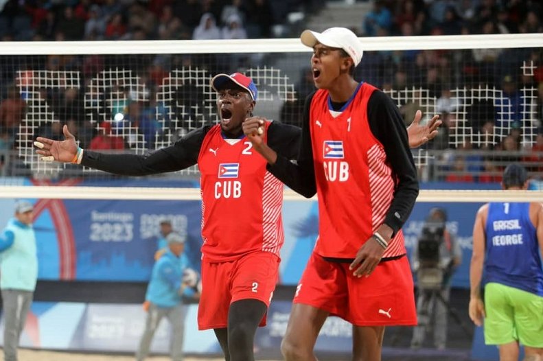 Jorge Alayo y Noslen Díaz en el Centro de Voleibol de Playa