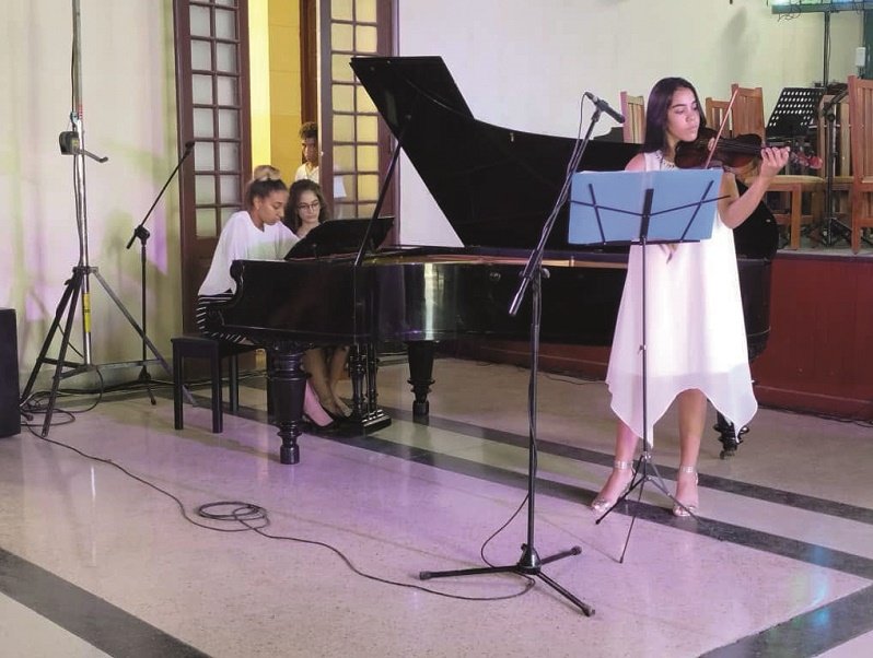 Las jóvenes Wendy Castañer (piano) y Lía García (violín)