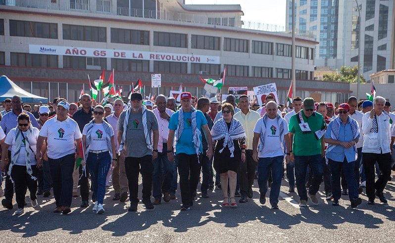 La máxima dirección del país acompañó la marcha