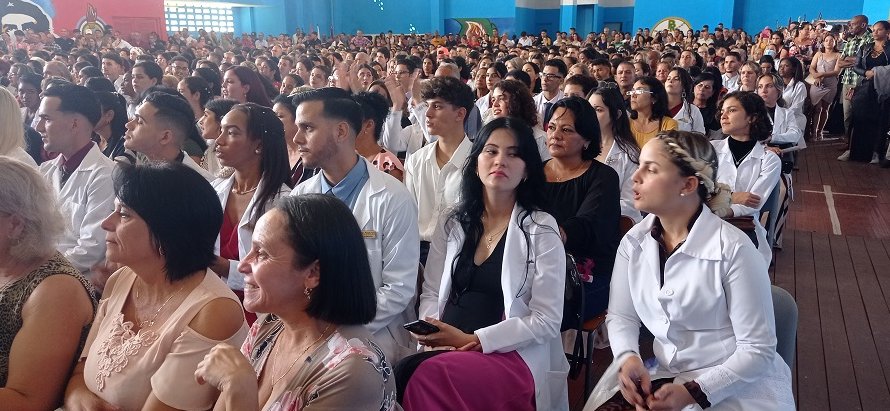 Graduación de estudiantes de medicina y estomatología en la Universidad de Ciencias Médicas de Pinar del Río