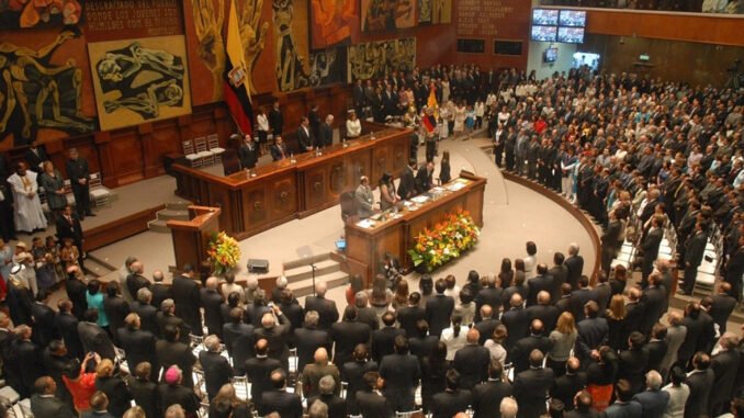 Parlamento ecuatoriano examina proyecto económico de Noboa