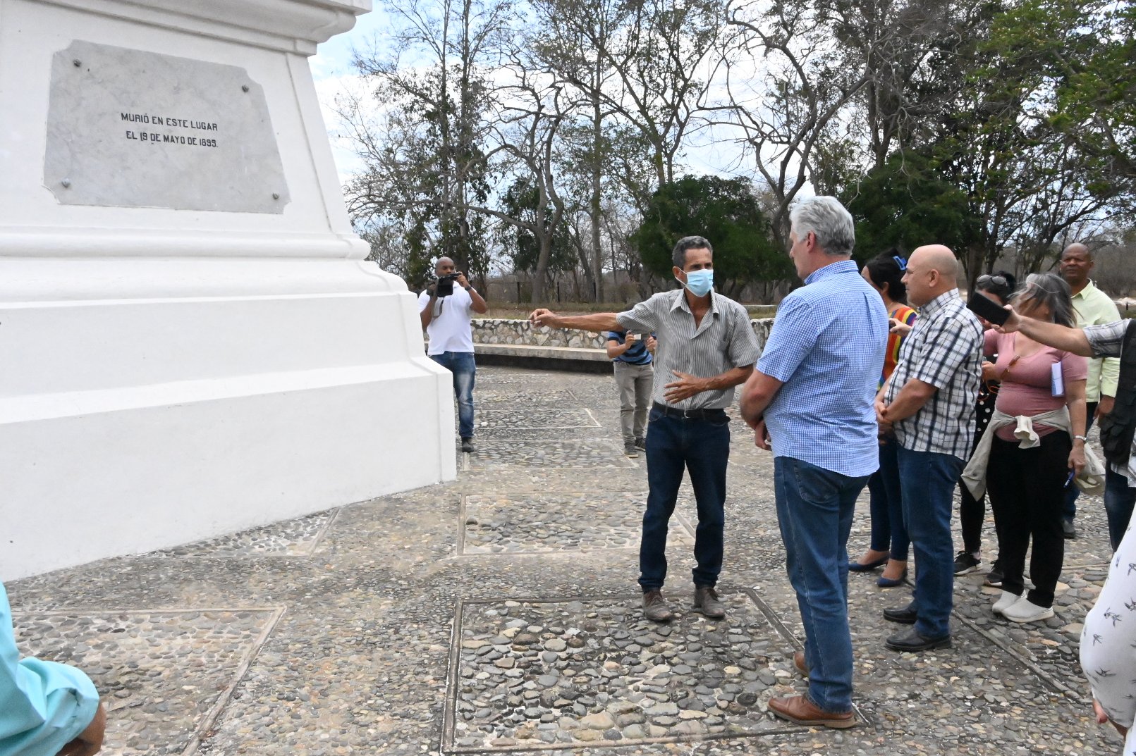 El Presidente de Cuba aprovechó las horas en Jiguaní para visitar el parque monumento Dos Ríos