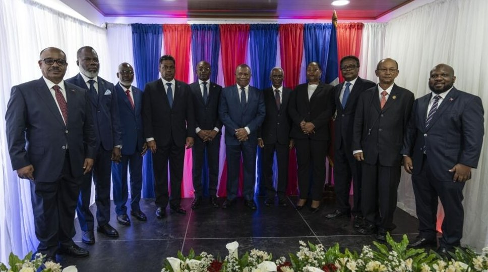 El primer ministro interino, Michel Patrick Boisvert, quinto desde la izquierda, posa para una fotografía grupal con miembros de un consejo de transición encargado de seleccionar un nuevo primer ministro y gabinete, en Puerto Príncipe