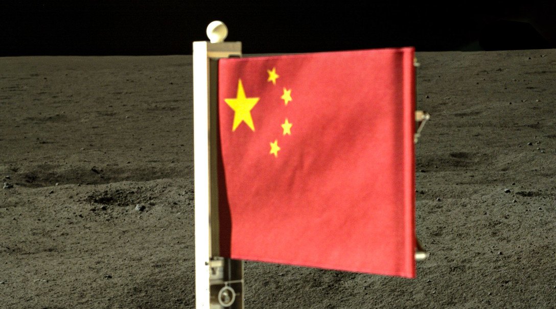 La bandera de China en la cara oculta de la Luna