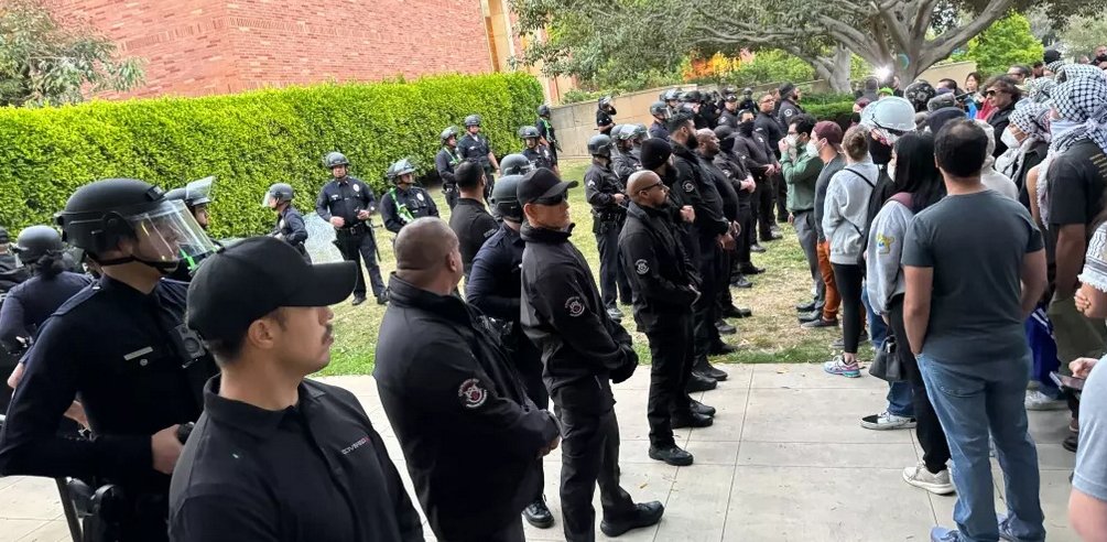 Policias y manifestantes pro Palestina frente a frente en UCLA