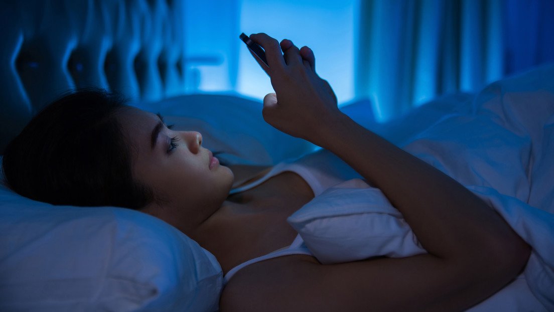 ¿La luz azul impide conciliar el sueño?