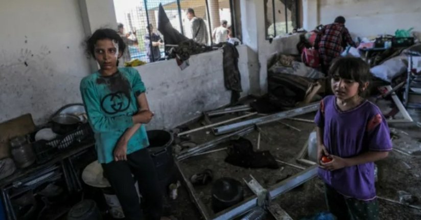 Una niña palestina herida entre los escombros de una escuela de la ONU dañada tras un ataque aéreo israelí en el campo de refugiados de Nuseirat, el 14 de julio.