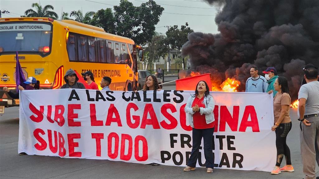 Vuelven protestas en rechazo a alza de combustibles en Ecuador