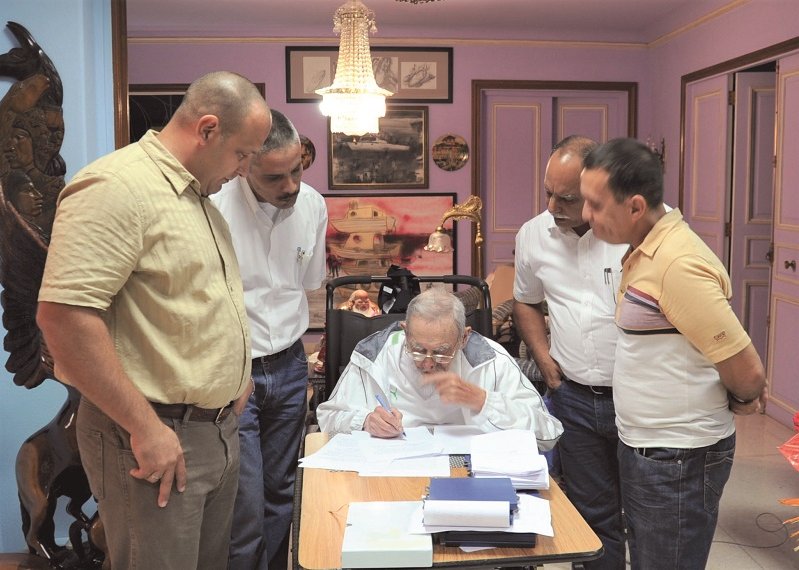 Fidel junto a sus ayudantes, trabajando en una de sus reflexiones.