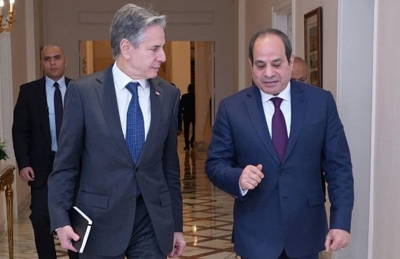 El secretario de Estado norteamericano, Antony Blinken (i) y el presidente egipcio, Abdel Fattah El-Sisi