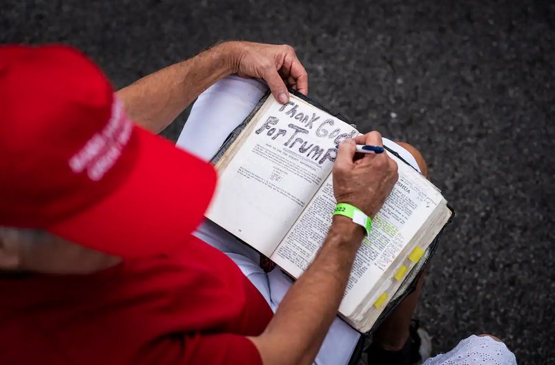 Gracias a Dios por Trump, escribe un hombre en la Biblia durante un mitin de Donald Trump en 2020