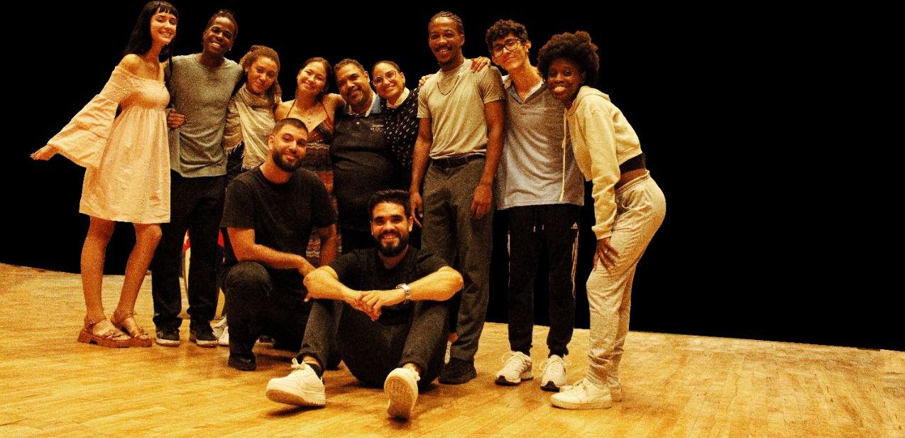 La cantante y compositora Annie Garcés (cuarta, de derecha a izquierda) junto a todos los jóvenes músicos que convocó para que la acompañaran en la interpretación de Mi futuro es hoy.