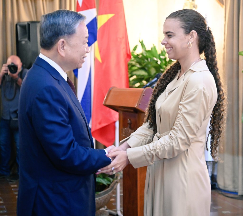 Juventud cubana recibe Orden de la Amistad de Vietnam