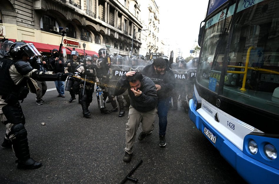 Reprimen con palos, gases y balas de goma manifestación de jubilados frente al Congreso argentino.