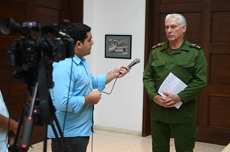 El Presidente cubano dialoga con la prensa