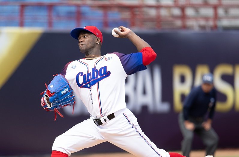 Liván Moinelo, único lanzador cubano con más de un triunfo en estas justas