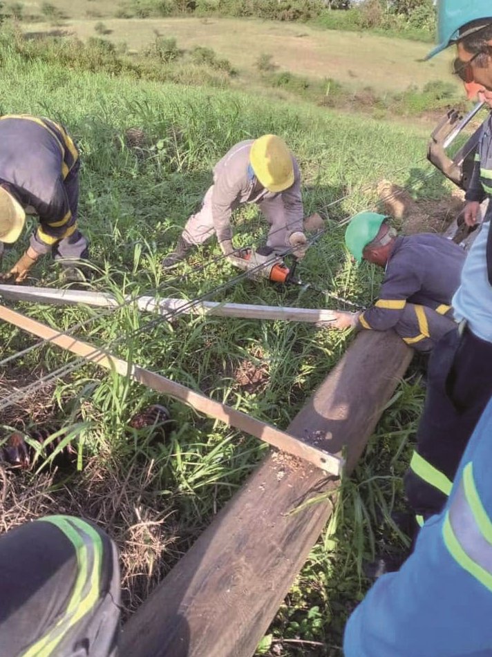 Varias brigadas de trabajadores eléctricos trabajan sin descanso para recuperar este vital servicio