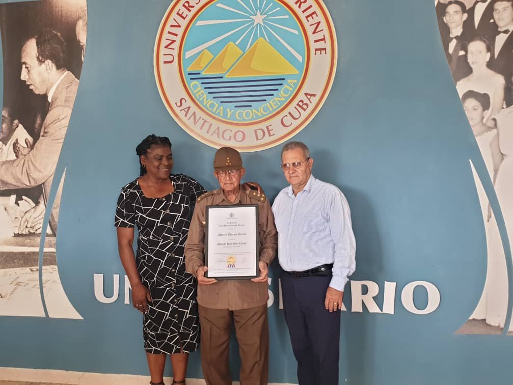 Entregan Condición Académica de Doctor Honoris Causa al destacado combatiente Alberto Vázquez, director del Complejo Histórico de Museos del II Frente