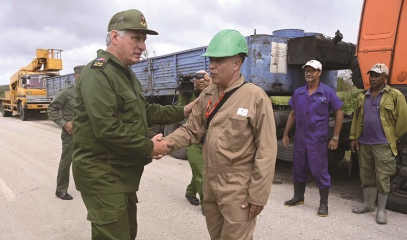 Camino a la provincia de Artemisa, el Presidente cubano se detuvo para conversar con la brigada que trabaja en la recuperación de las torres de alta tensión