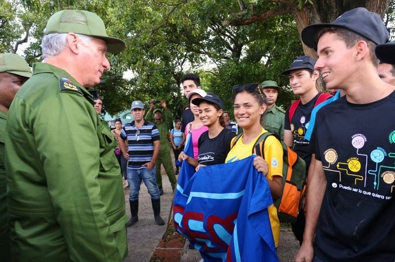 El Presidente cubano intercambió en Ciudad Escolar Libertad con jóvenes que apoyaban las labores de recuperación