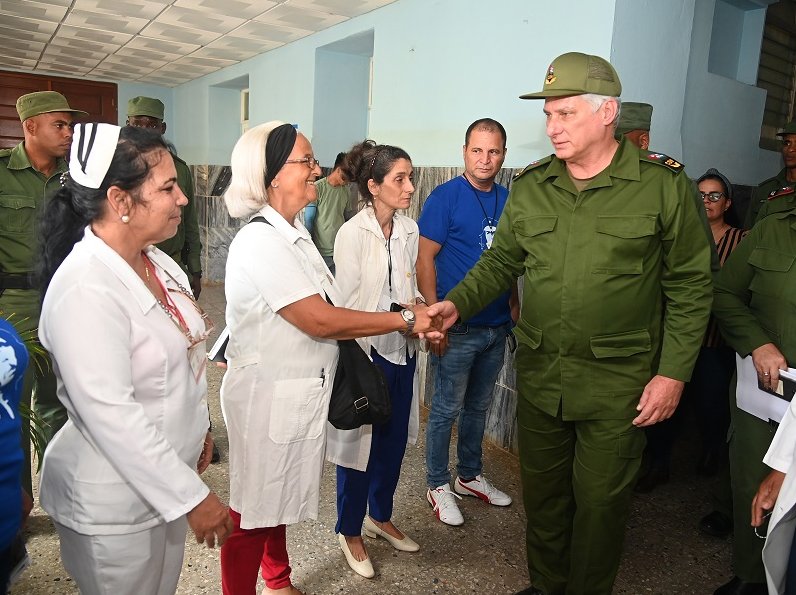 El Presidente cubano dialogó en Artemisa con trabajadores del hospital Ciro Redondo