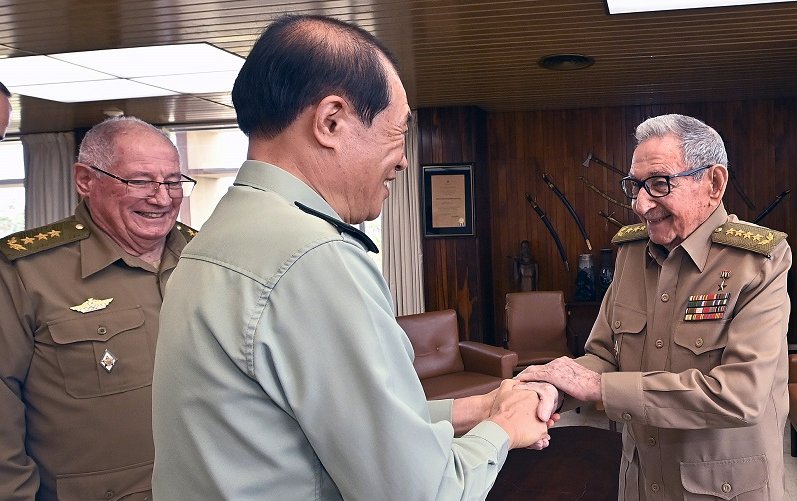 Raúl Castro Ruz y He Weidong